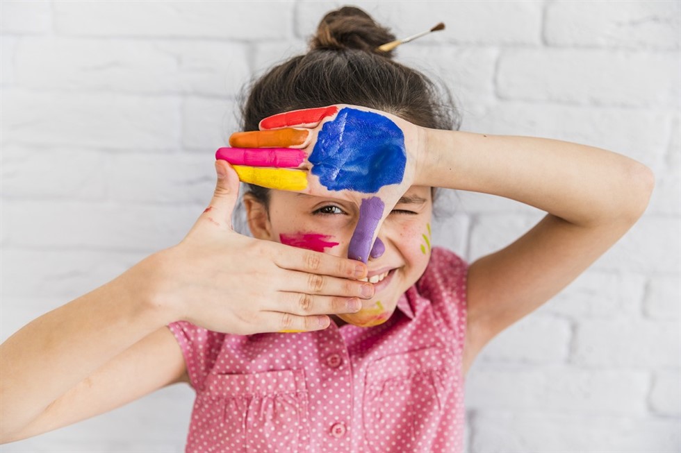 Yaratıcı etkinliklerle öğrenen çocuk